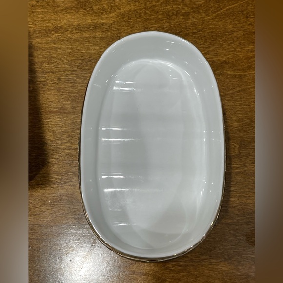 Vintage Stylebuilt vanity set Tissue holder& soap dish. - Picture 6 of 12